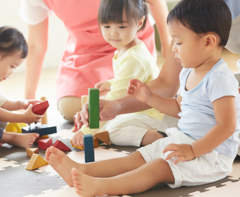 子供がおもちゃで遊んでいる様子