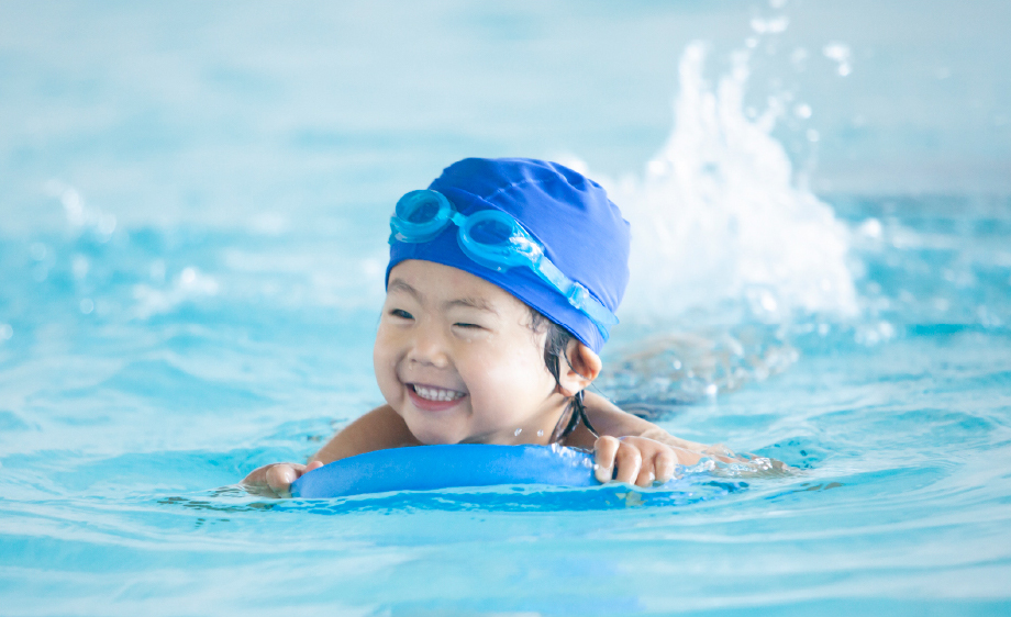 プールで水泳をしている子供