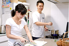 狭さを感じないキッチンで仲良く料理をするご夫婦